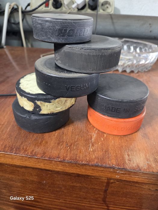 Хоккейные краги и шайбы.