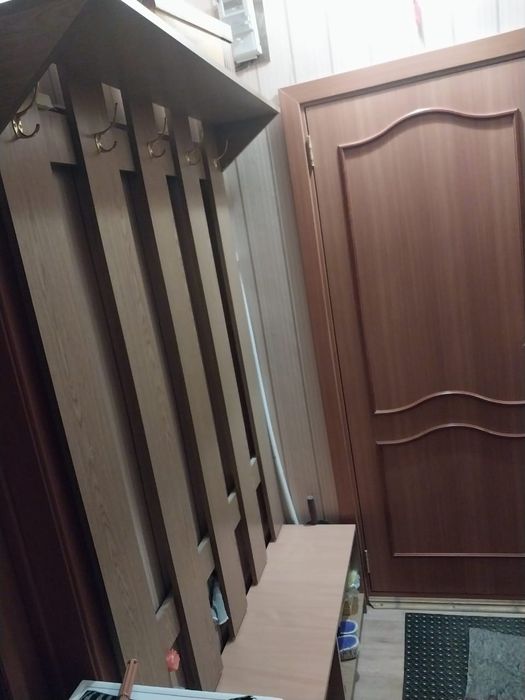 Продам прихожку: вешалка и шкаф.