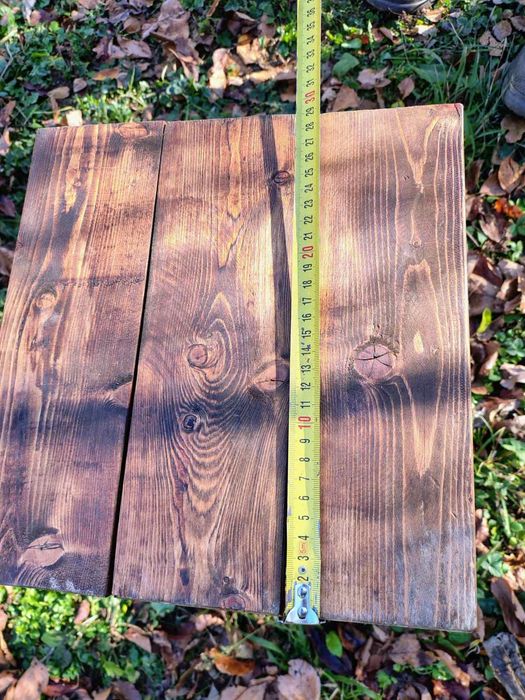 Дървена маса с две столчета.