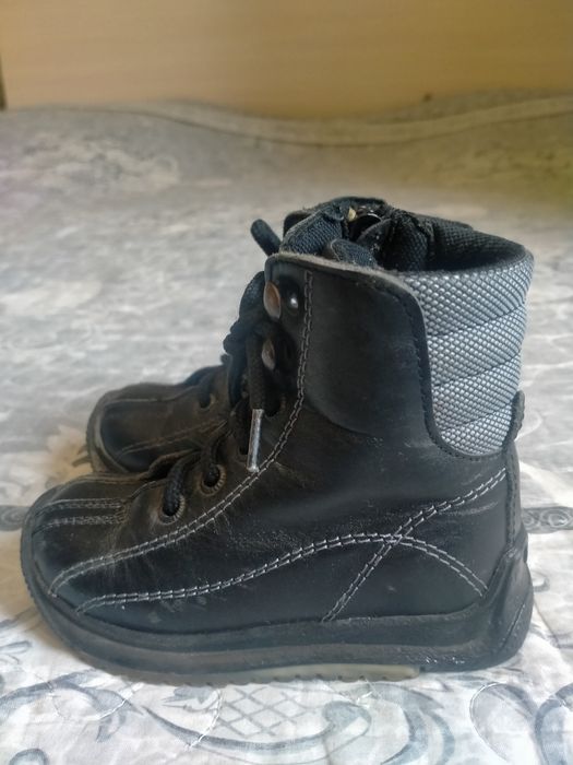 Продаю детские ботинки