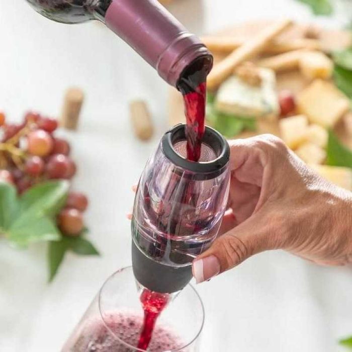 Set decantare include aerator de vin cu filtru stand si husa transport