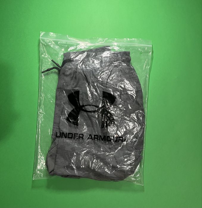 Under Armour сиво