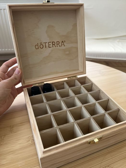 Дървена кутия с логото на doTERRA + възможност за добавяне на масла (On guard 5 ml + Oregano 5 ml)