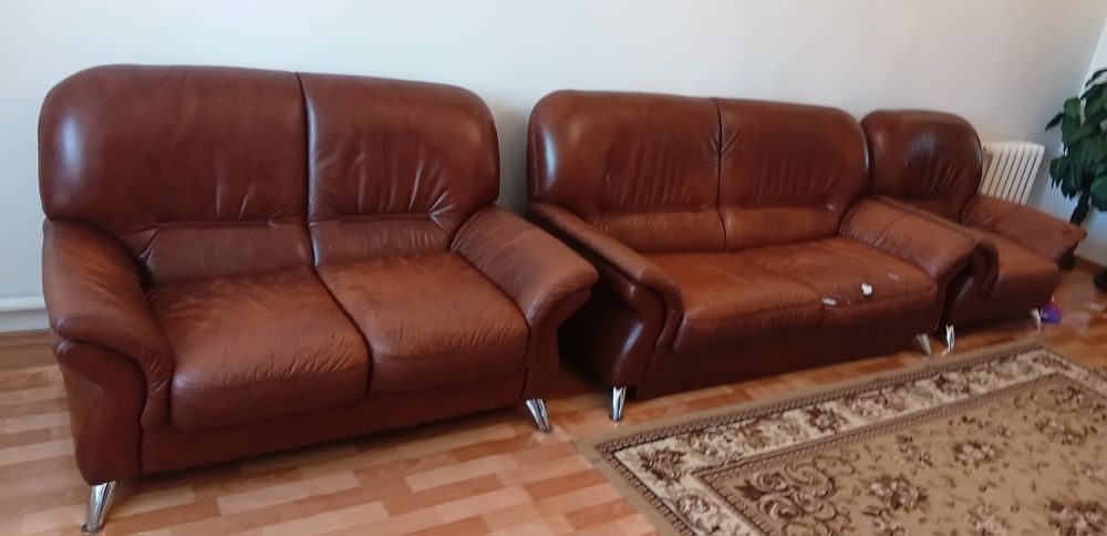 Продается комплек диваны кожанный