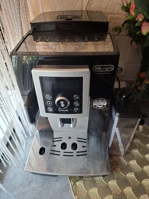 Mașina de cafea cu boabe De longhi capuccino folosita ocazional