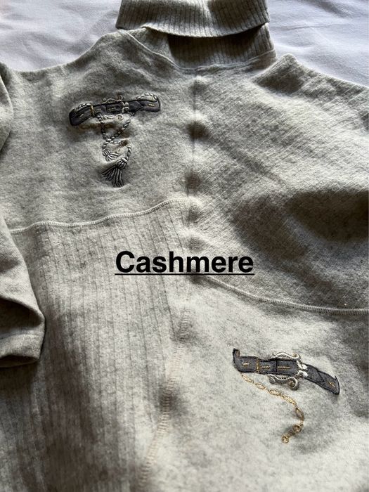 Pulover din casmir pe gat