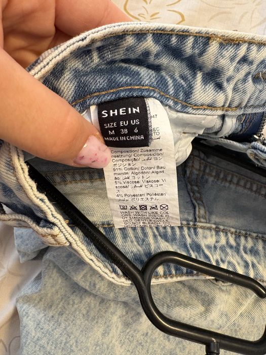 Blugi mom jeans cu talie înalta