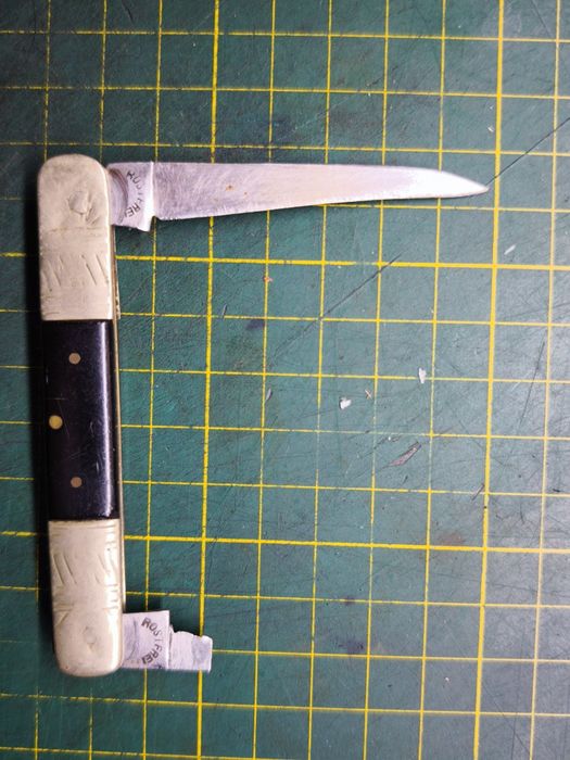 Продавам стар сгъваем нож Буковец