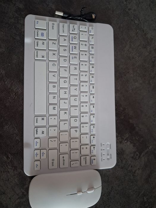 Продам беспроводную клавиатуру, с мышкой, а подарок коврик для мыши.