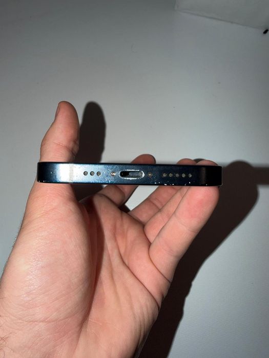 Vand iphone 13 simplu