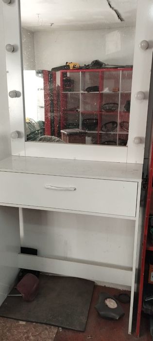 Стол для визажиста