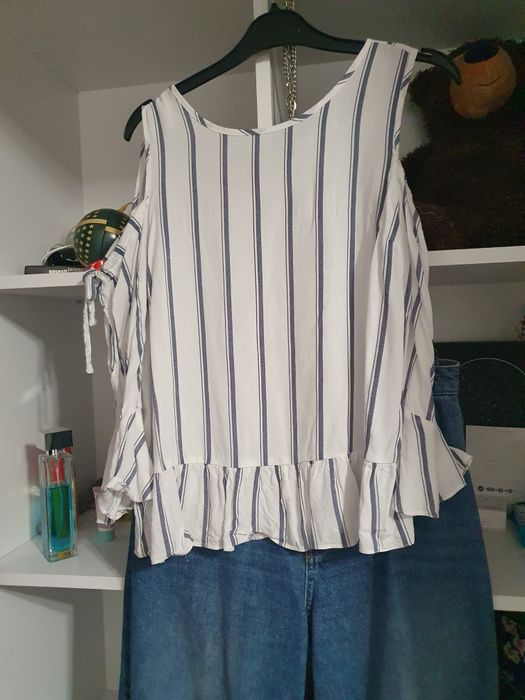 Bluza cu umerii decupati