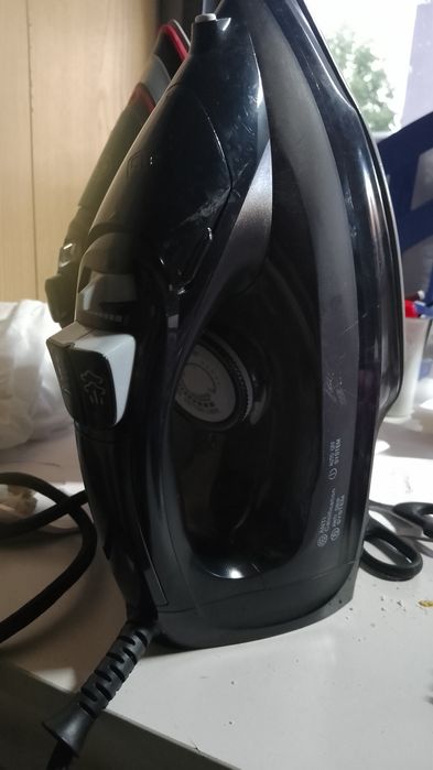 Утюг мощный быстро нагревается долго остываетт