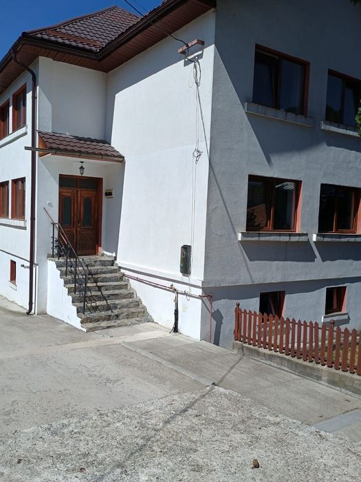Inchiriez Apartamente 3 camere la vila termen lung minim 6 luni Rasnov ...