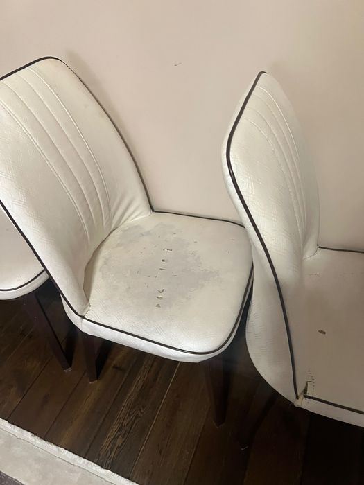 Кожаные стулья белые