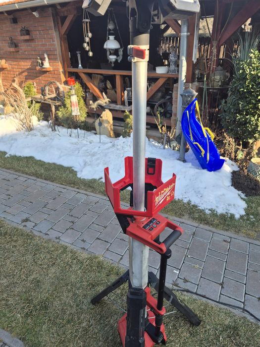 Turn de iluminat Milwaukee