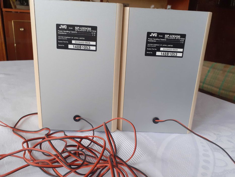 Vand 2 boxe de 10 W.