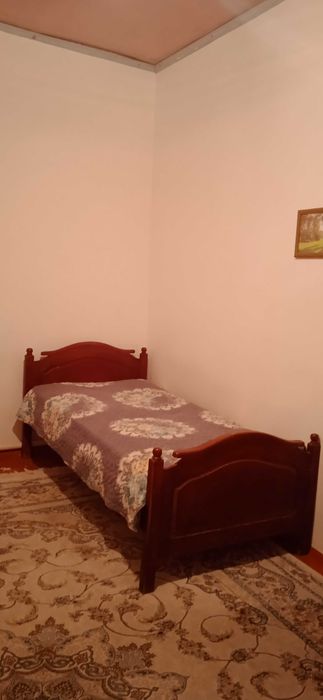 Деревянная кровать с матрасом