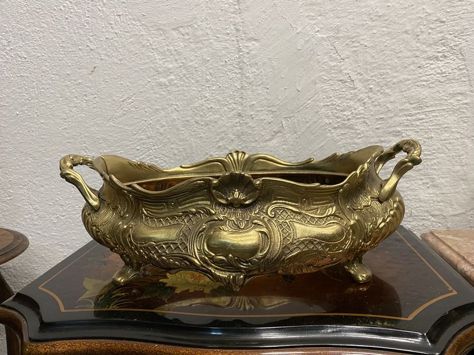 Голяма френска кашпа от масивен месинг барок