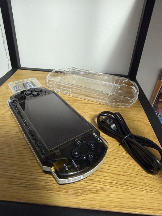 PSP 2000 modat cu ARK-4 – peste 200 de jocuri incluse