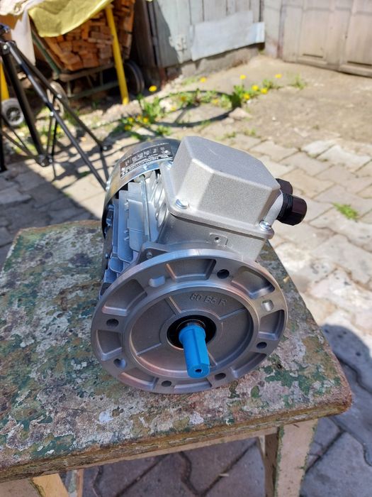 Vând motor trifazic