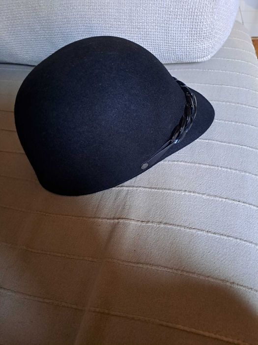 Продавам нова филцова шапка с козирка