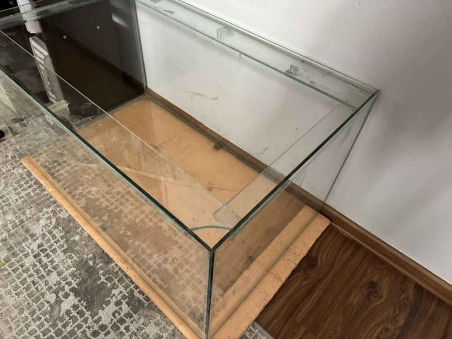 Отдам аквариум.