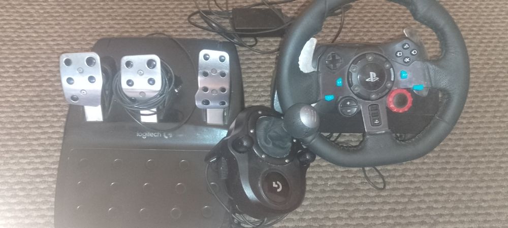 Vând volan gaming Logitech G29