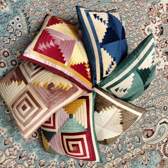 Смайлик және құрақ, оюлы көпшіктер