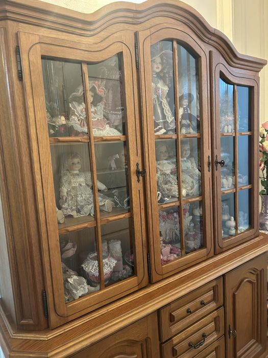 Vitrina din lemn masiv