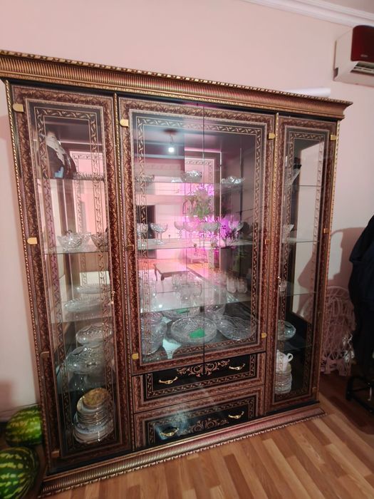 Продаётся сервант