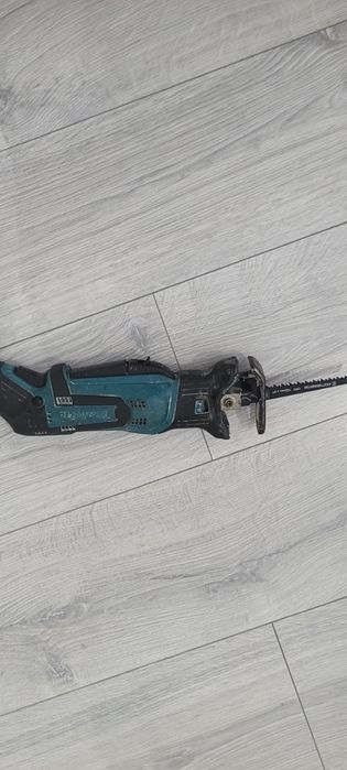 Fierastrau sabie  vulpe makita 18v