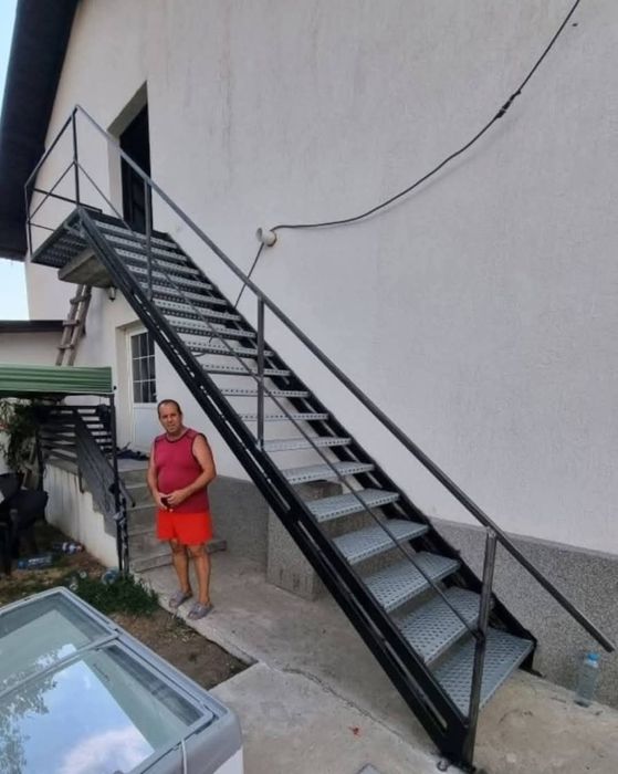 Vând scari de exterior
