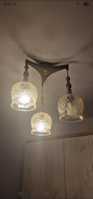 Vând lustre de lemn cu abajururi de sticla