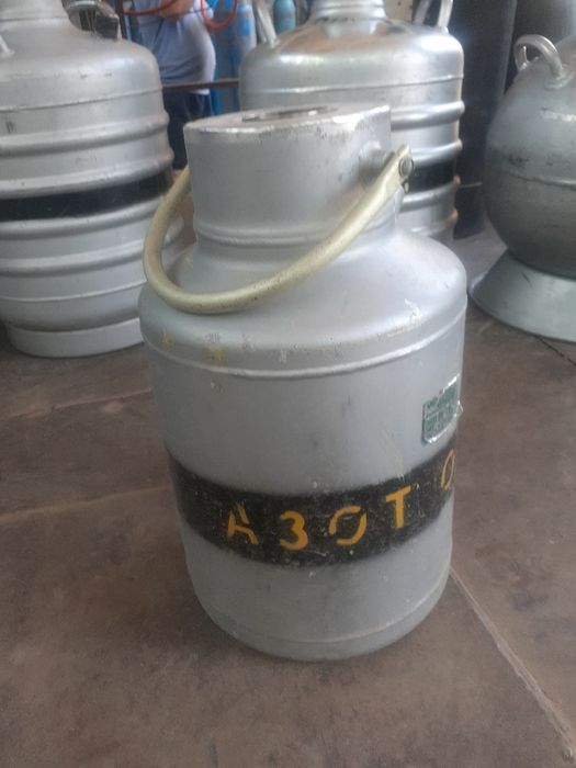 Azot idishlari  6,15,16,17,18 va 26 litrlilari bor.