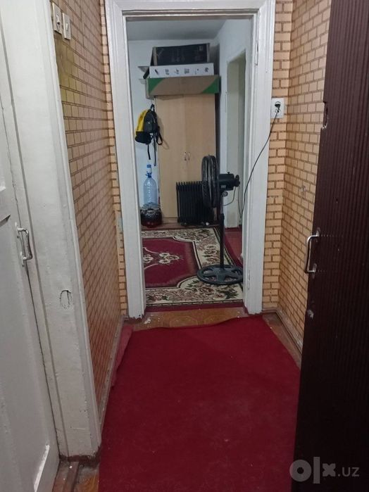 Срочно продается 3 ком кв в Чирчике на против радомма 4 этаж аккавак