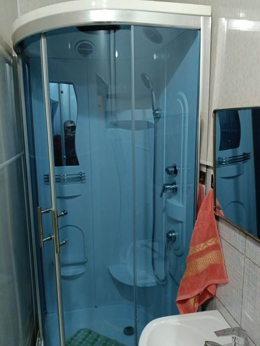 СРОЧНО ПРОДАЕТСЯ 1 ком. Кв.. г. Чирчик в ценр поз. кафе " Октепа лаваш