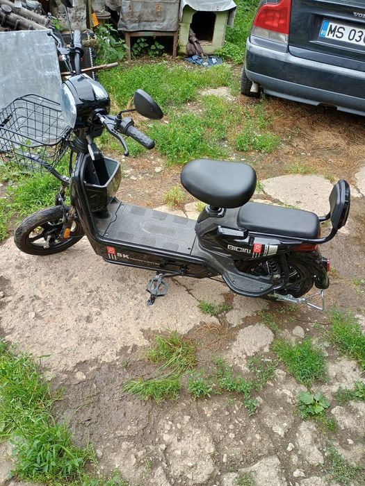 Scuter electric cu pedale