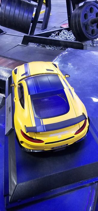 Продается модель авто мерседес масштаб 1:18