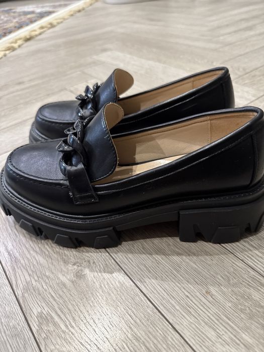 Совершенно новый обувь-туфли для девушек