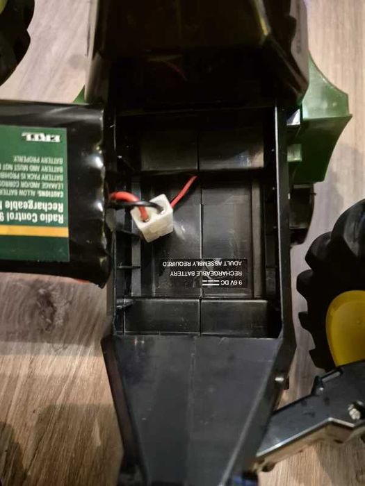 Tractor John Deere cu roti mari si telecomanda