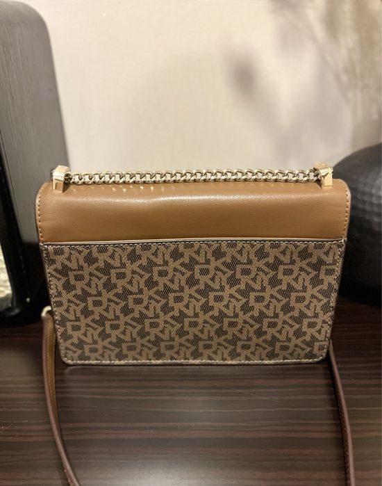 Кожаная сумка DKNY