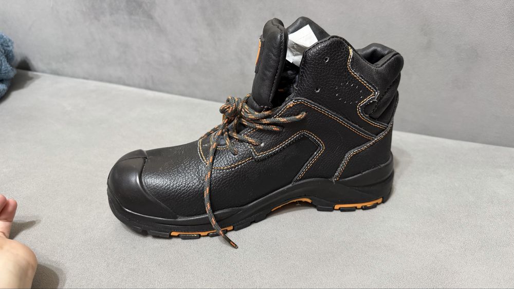 Продам новую спец обувь зима