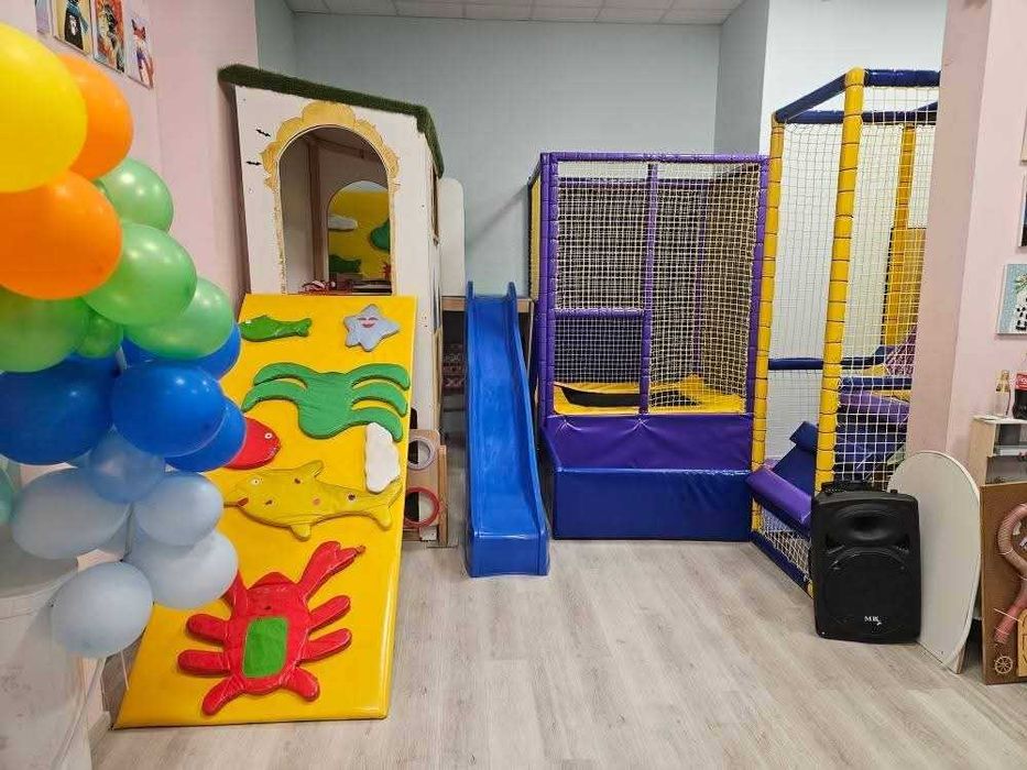 Дървена детска къща с пързалка