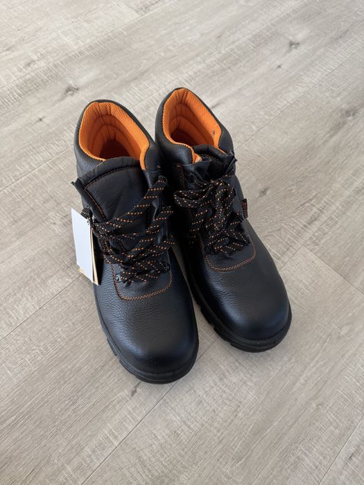 Bocanci cu protectie metalica