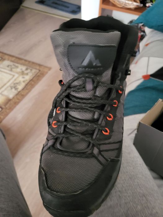 Vând  ghete potriviți pentru sezonul rece , i-am luat de la interspor