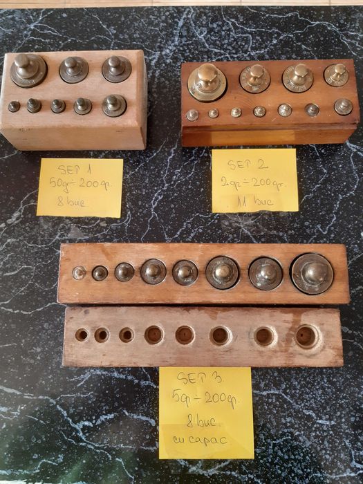 Greutati alama, de la 2 grame la 200 grame, in suporturi de lemn