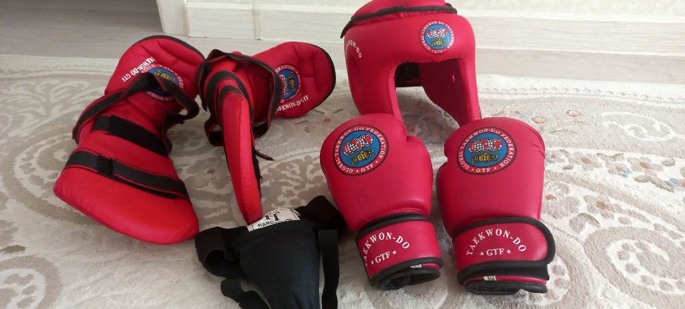 Экипировка для таеквондо, б/у, в хорошем состоянии.