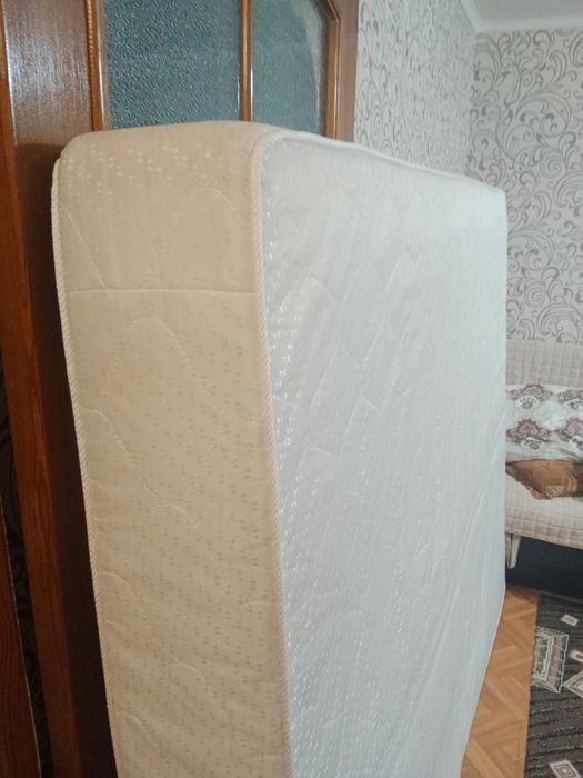 Кровать с матрасом