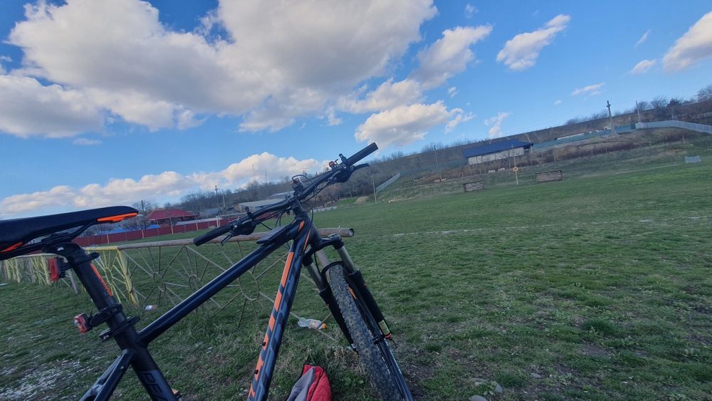 Vând bicicleta scott aspect 710